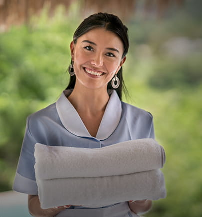 Personal de hotel entrega toallas a un huésped